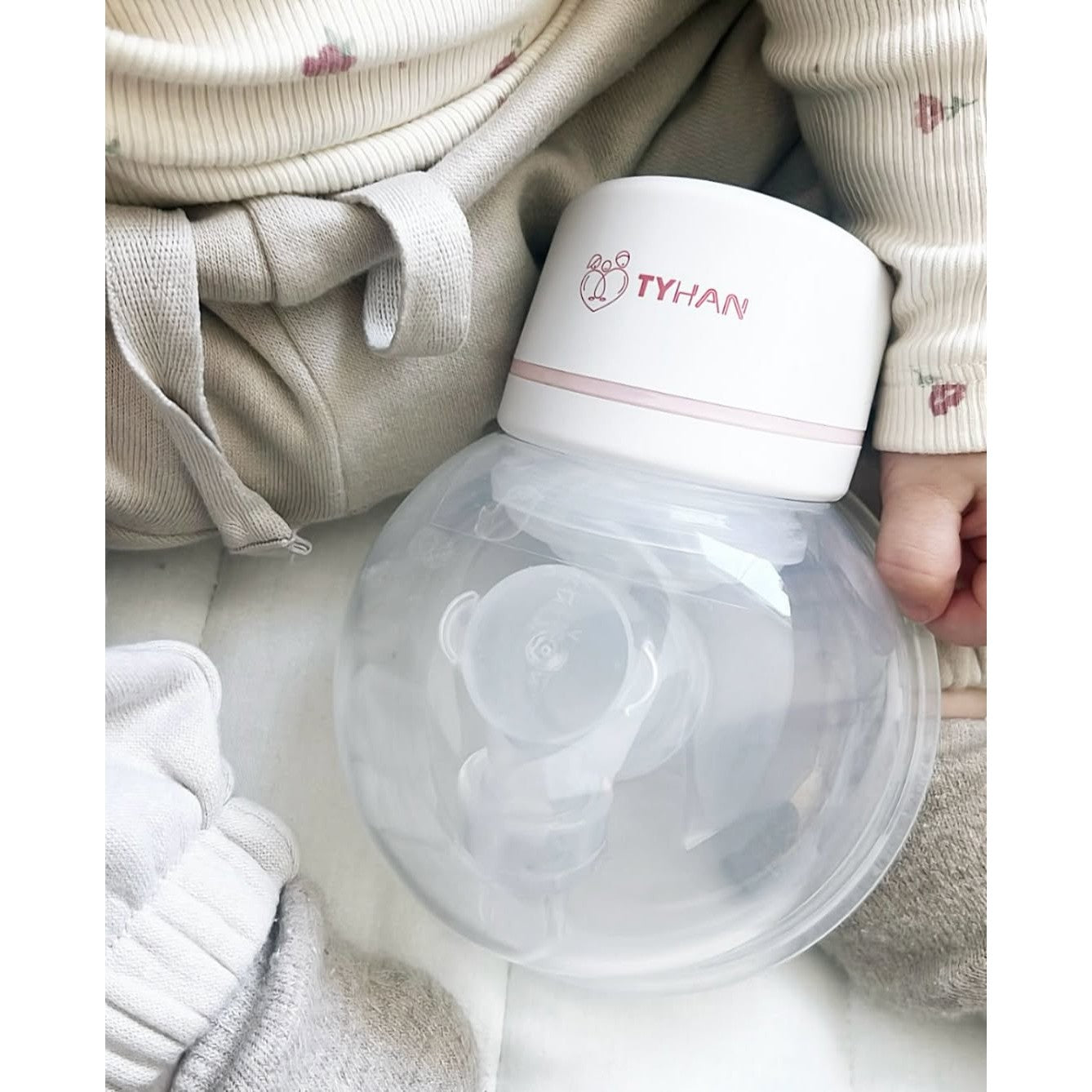 Breast pump on mums baby essential list