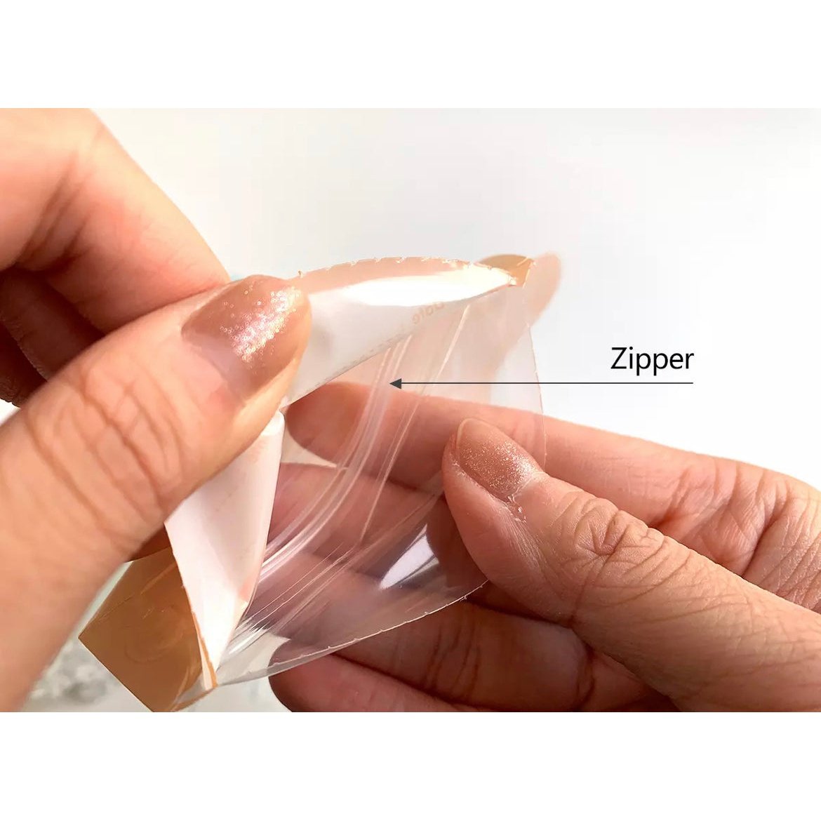 Secure Zipper on the breastmilk storage bags to avoid leakage or spillage when milk is stored
